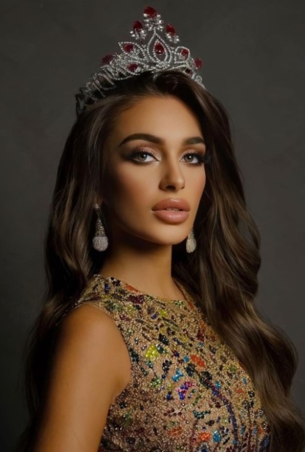 "إيفلين خليفة" ملكة جمال البحرين تبدأ رحلتها للمشاركة في مسابقة ملكة جمال الكون