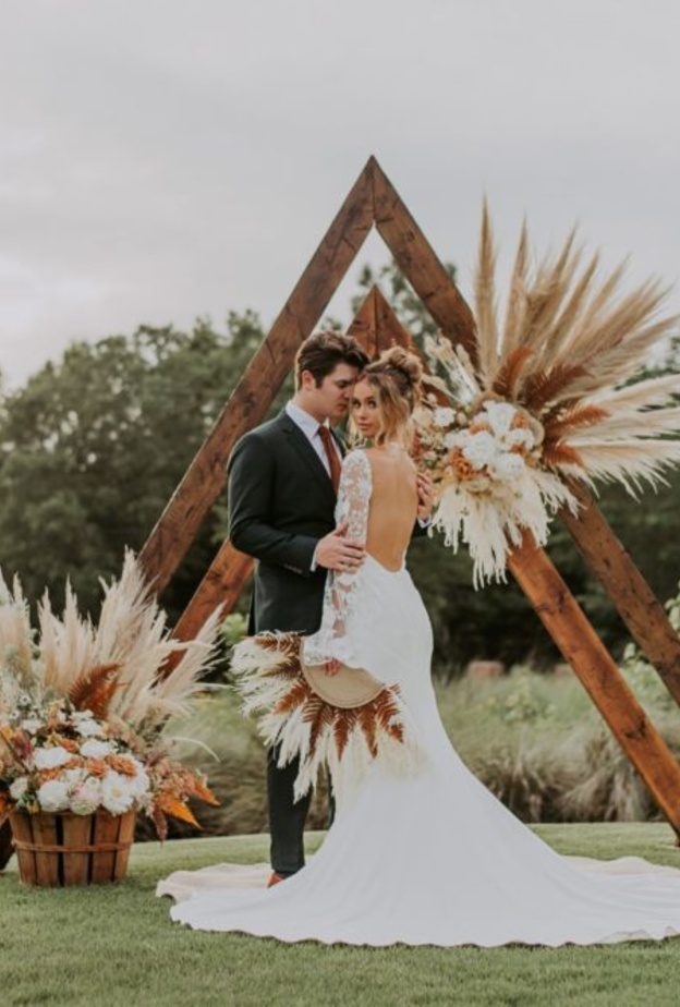 استخدمي الزهور المفردة في إعداد قطع الديكور المركزية لطاولات حفل زفافك