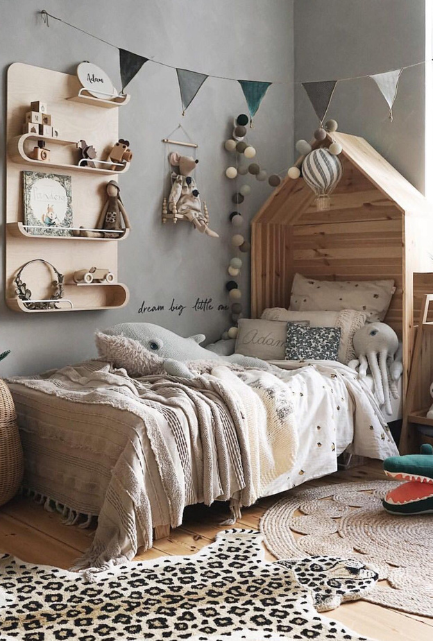 الألعاب المحببة تزين سرير غرف الأطفال