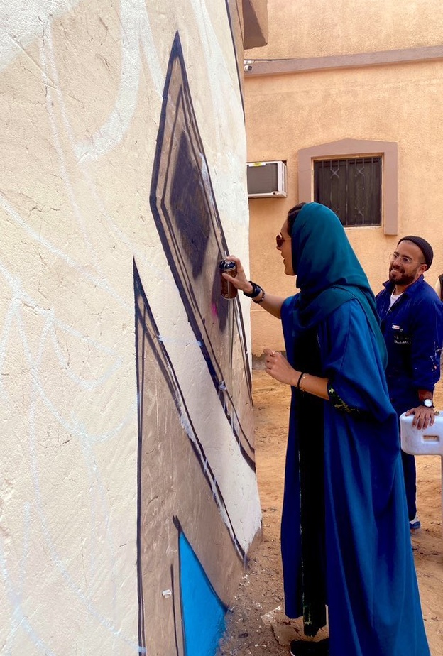 الأميرة "هيفاء بنت محمد" تشارك الفنان العالمي "إل سيد" في رسم جدارية بالعلا