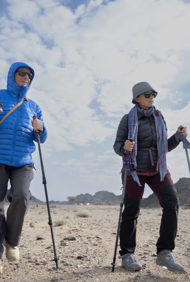 الرحالة السعودية ريم فيلبي ترافق المستكشف البريطاني مارك إيفانز في رحلة إعادة إحياء قلب الجزيرة العربية - الصورة الرئيسية