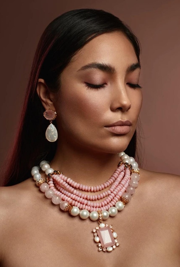 تألقي بأجمل تصاميم مجوهرات ملائمة لإطلالة اللون البرغندي في شتاء 2023