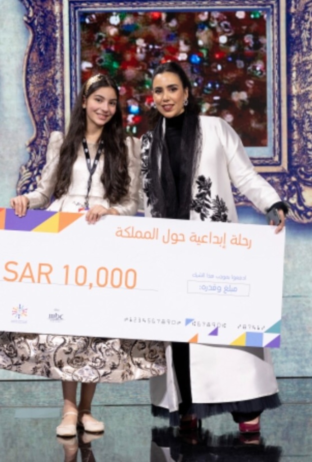 تتويج ليندا الفيصل من قبل زينب أبو السمح الرئيس التنفيذي mbc  أكاديمية