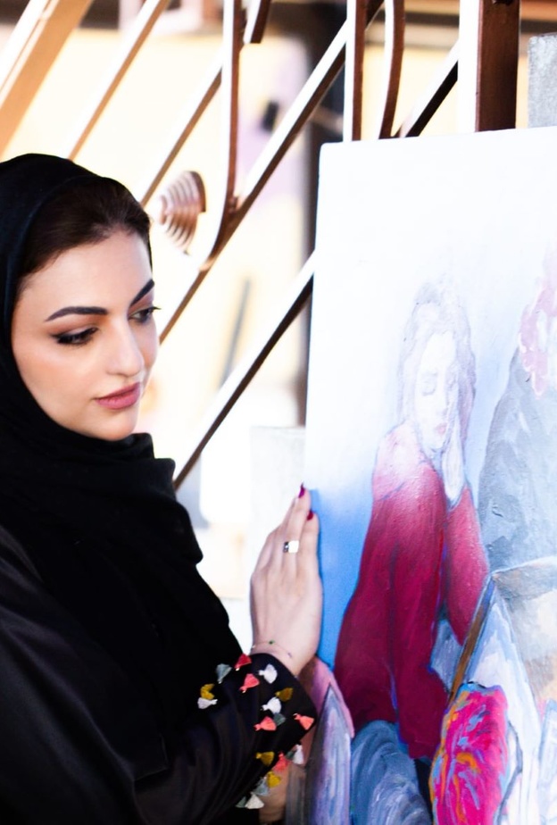 الفنانة السعودية نور هشام السيف تطلق معرضها في القاهرة وتصرح لـ "هي" عن مضمون أعمالها