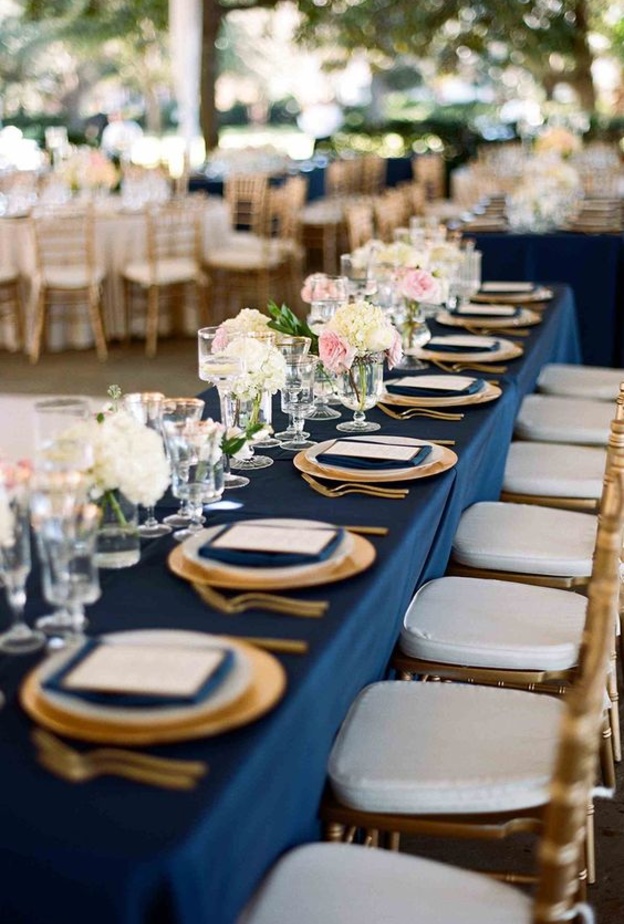 ثيم زفاف ملوكي باللونين الكحلي والذهبي لعروس شتاء 2023