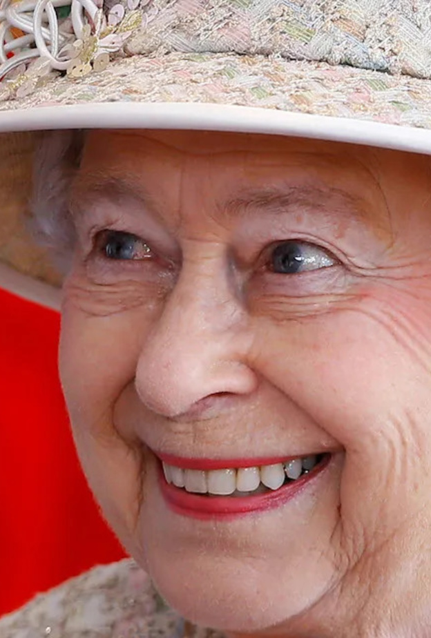 الملكة إليزابيث الثانية ظهرت بأحمر شفاه باللون المرجاني