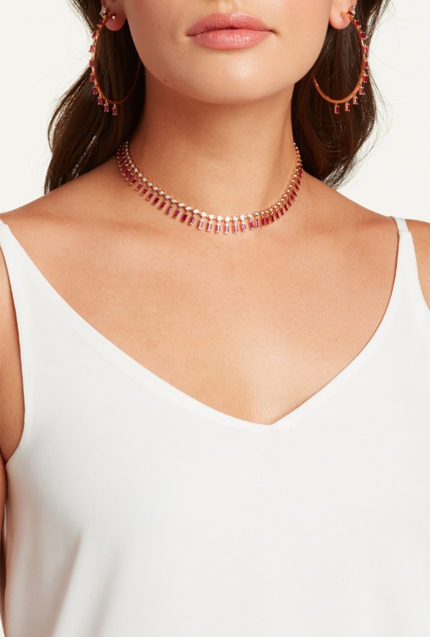 انتقي مجوهرات ياقوت أحمر راقية لإطلالة دافئة في سهرات يناير