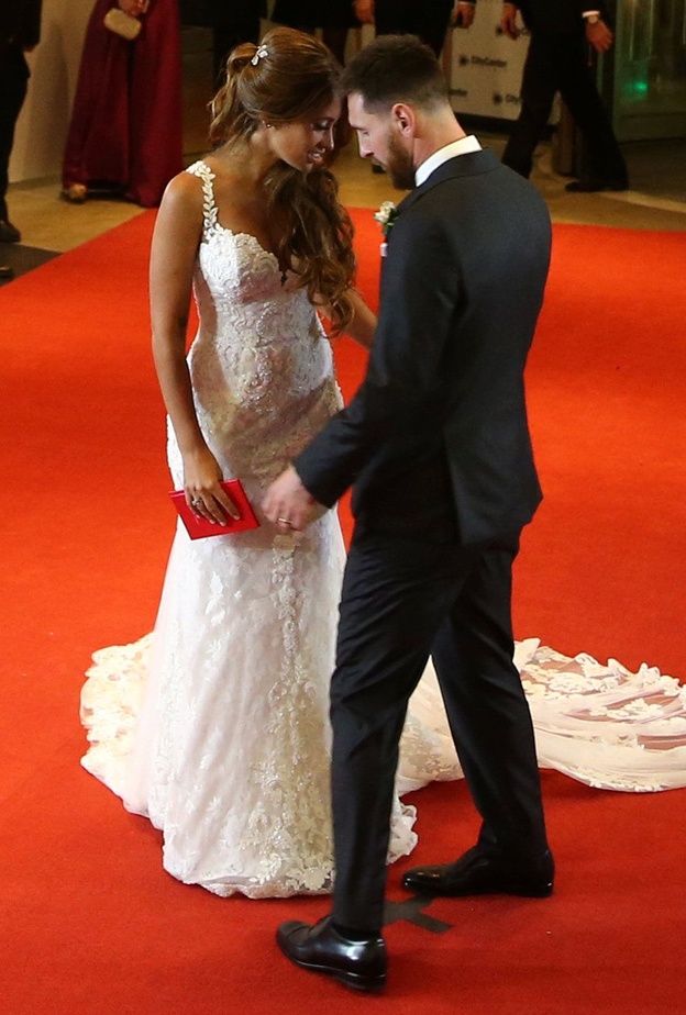 بلغ سعر فستان زوجة ميسي بين 6 آلاف و10 آلاف جنيه إسترليني