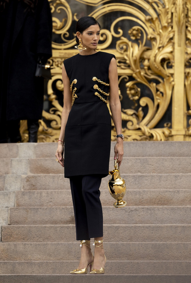 أزياء سوداء مع اكسسوارات ذهبية أبرز صيحات أسبوع الموضة الموضة في باريس 