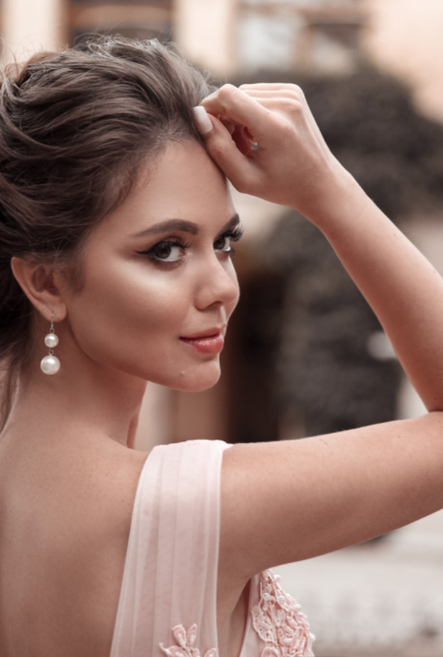 تألقي يوم زفافك بأجمل تصاميم أقراط اللؤلؤ من موضة 2023