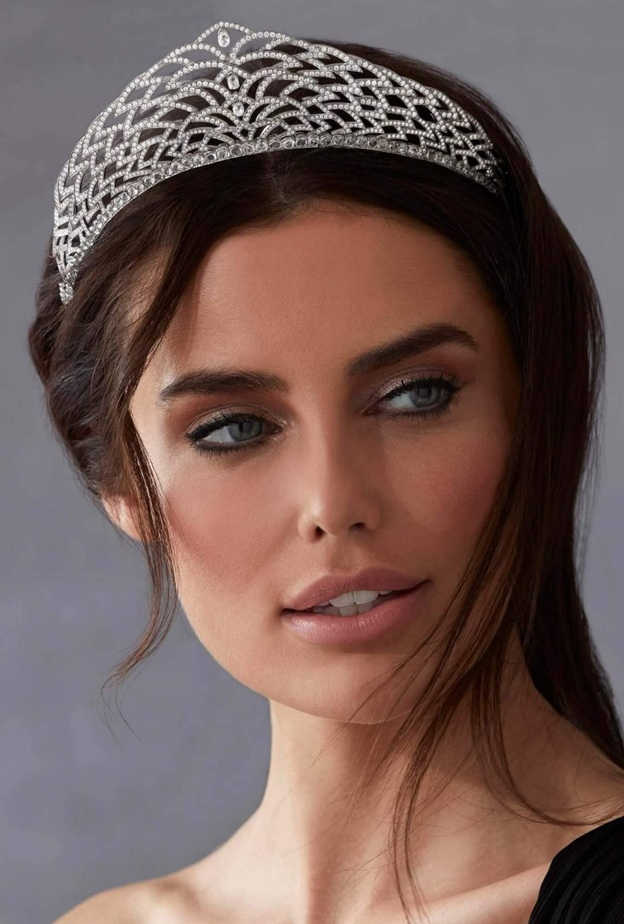 تاج Laurel المرصع بالألماس واللؤلؤ من غرارد Garrard