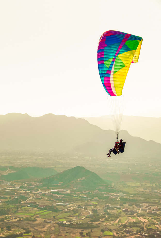 تحدى خوفك وخوض تجربة الطيران المظلي في عسير