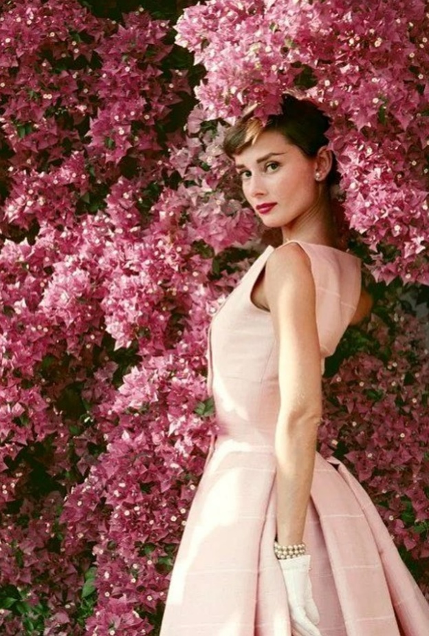 تُعتبر أودري هيبورن أيقونة في عالم المجوهرات والفن - الصورة عن حساب Thinkingnimages على إنستغرام