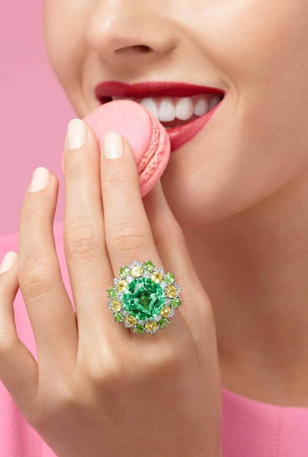 خاتم مرصع بالتسافوريت والغارنيت والألماس من هاري وينستون Harry Winston