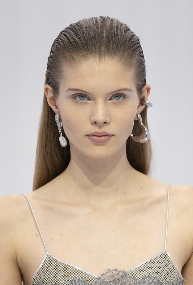 خطوات سهلة للحصول على بشرة مشرقة طوال العام