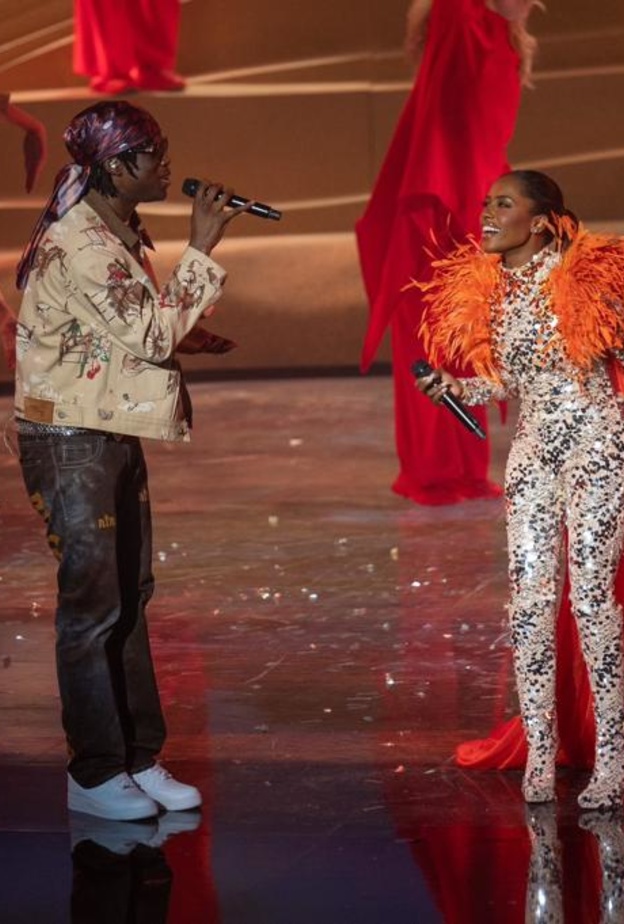 داليا مبارك تتألق على المسرح بجانب المغنيRema   بأغنية Calm Down في حفل Joy Awards