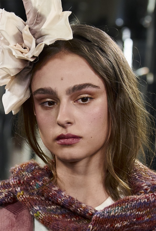 ادوات تجميل تحتاجها كل امرأة داخل حقيبتها