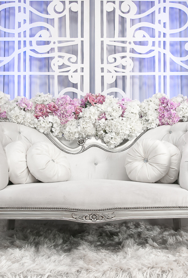 راعي الألوان الغالبة في الصالة مع ألوان الورود