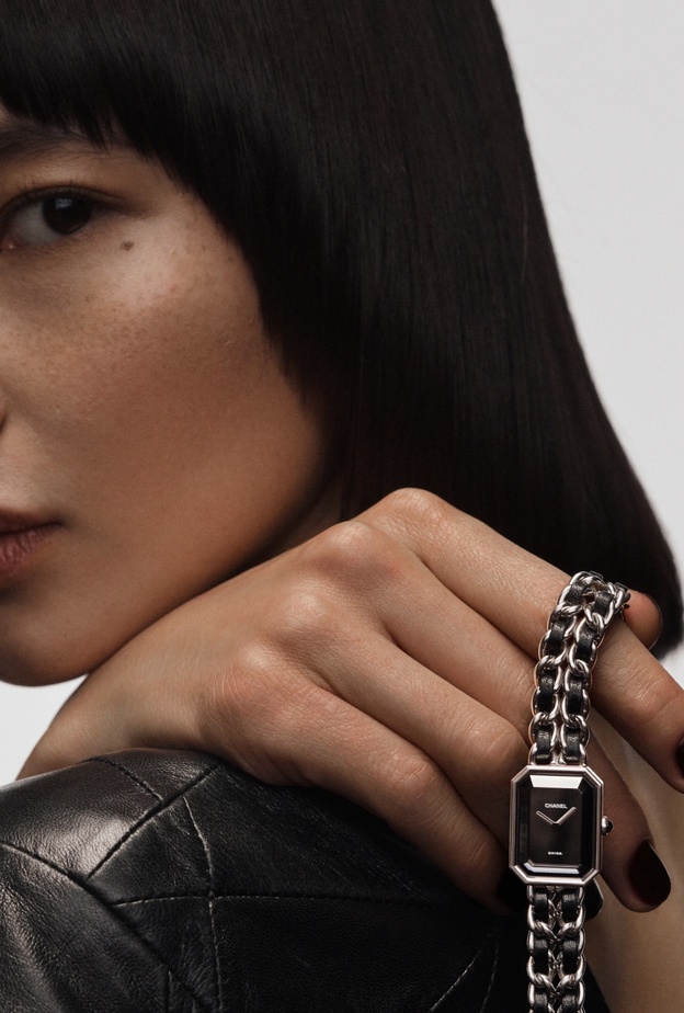 ساعات يد فضية مناسبة لإطلالات العمل