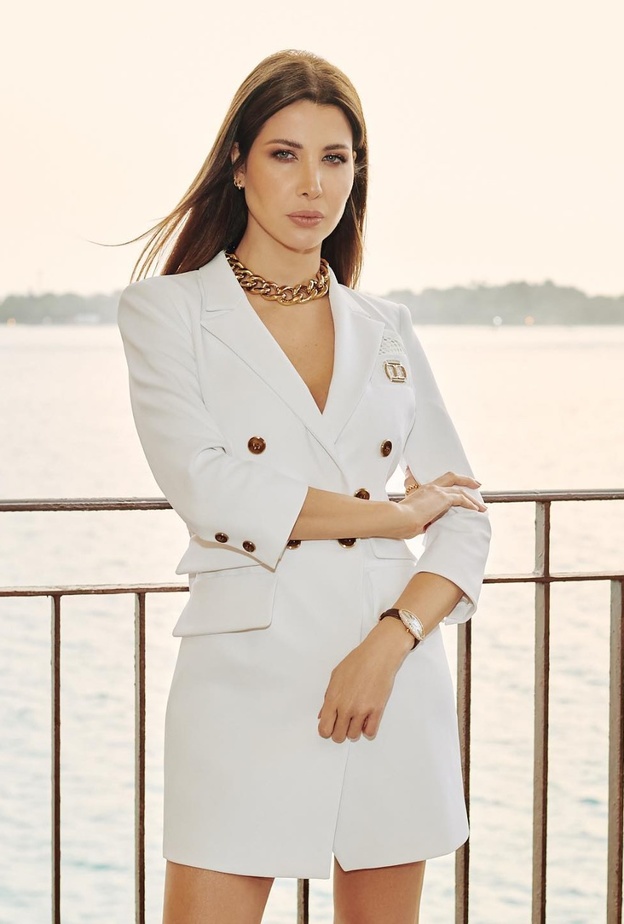 ساعة Baignoire Allongée من كارتييه اعتمدتها الفنانة نانسي عجرم