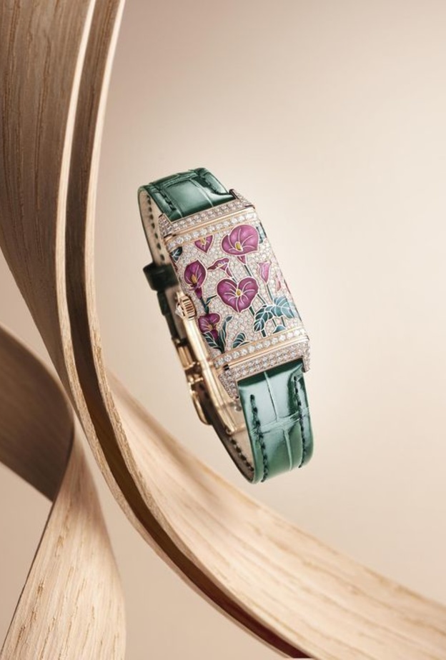 ساعة Reverso One Precious Flowers من جيجر لوكولتر.