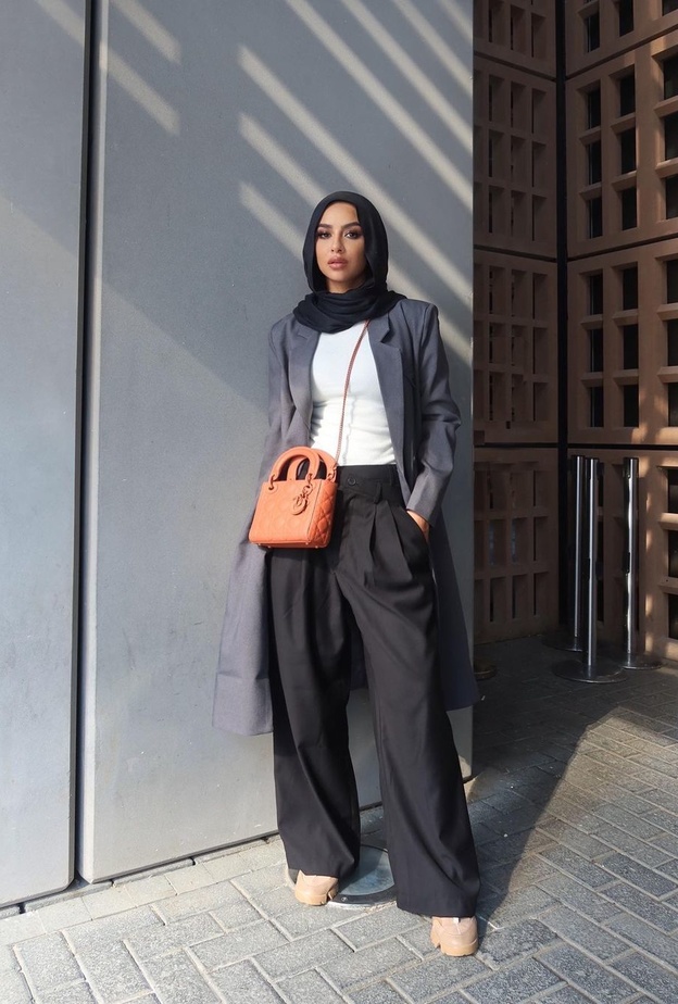 البنطلون الأسود العريض خيار مثالي لاطلالات المحجبات 