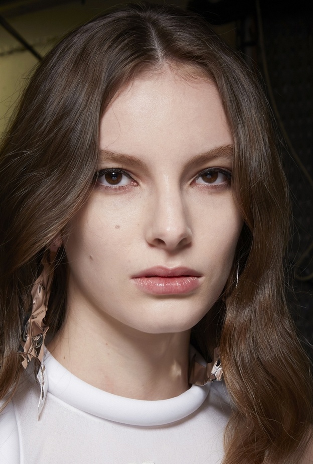 الخطوات الكاملة لإستخدام Jade Roller لبشرة متألقة قبل عيد الحب