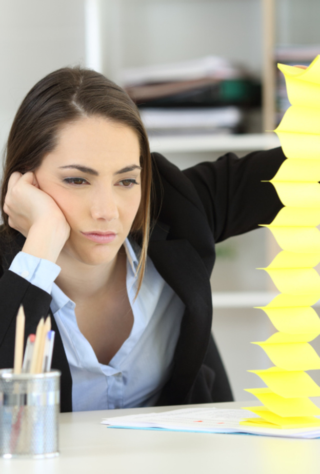  سُلوكيات تُدمر مُستقبلك المهني وتُعيق تقدمك في العمل... تخلصي منها فورًا