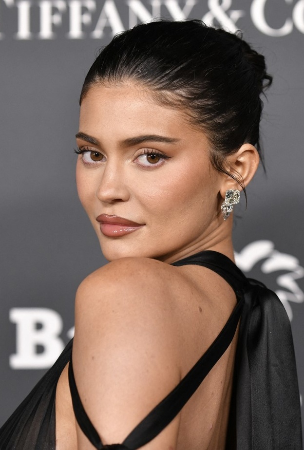 مُكون طبيعي يُرافق هؤلاء النجمات العالميات لإطلالة جذابة... تعرفي عليه ولا تستغني عنه