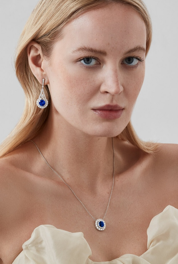 طقم من مجموعة Jewelled Vault وهو مرصع بالألماس والياقوت ويحمل توقيع غرارد Garrard