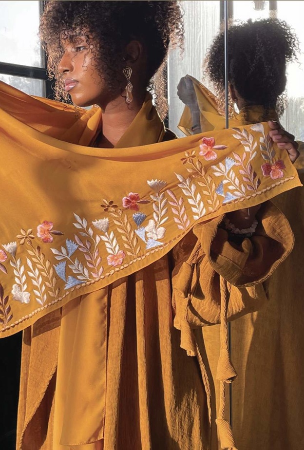 عباية بألوان مختلفة من العلامة السعودية تنوين