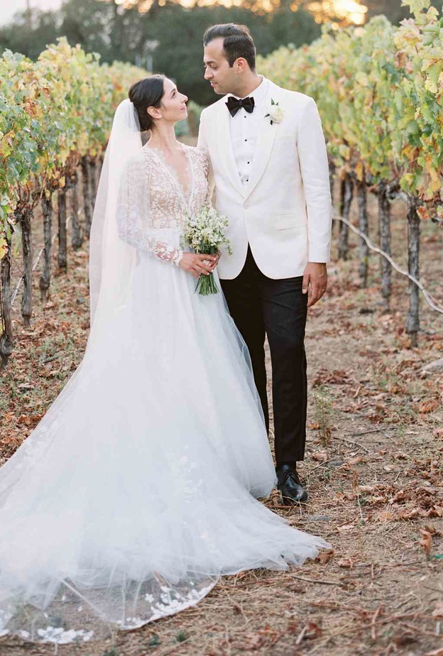 فساتين زفاف ذات خصر متدلي مع باقات زهور متنوعة الأنماط والاشكال وتتضمن مرونة في التصميم