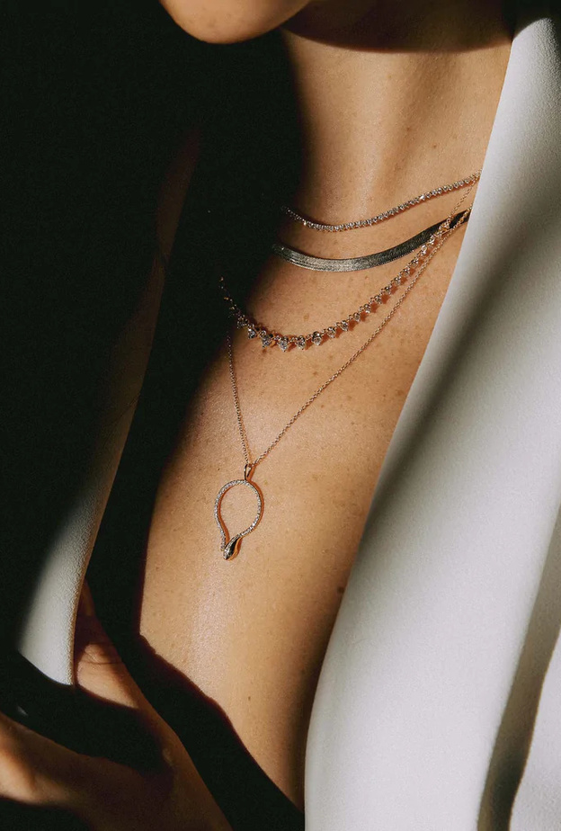 قلادة CURVED SNAKE من Zoe Chicco