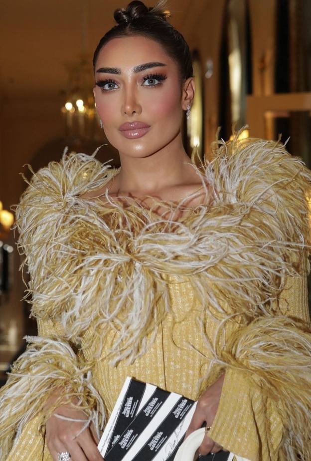 من اطلالات ريم السويدي الجاذبة بالريش الملون