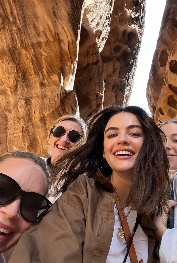 لقطة سيلفي نشرتها لوسي هيل من العلا.