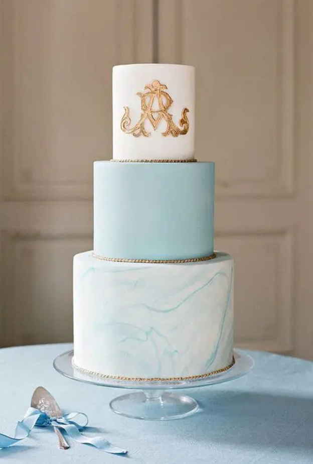  كعكات الزفاف بالأزرق الفاتح والأبيض والتي تحمل تأثير الرخام
