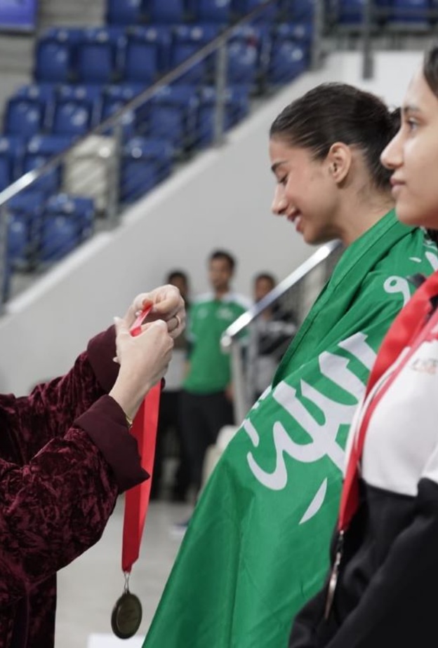 "الحسناء الحماد" و"ندى عابد" تعتليان منصات التتويج في البطولة العربية للعمومي للمبارزة في البحرين