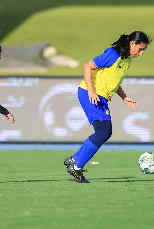 منيرة الحمدان تداعب الكرة