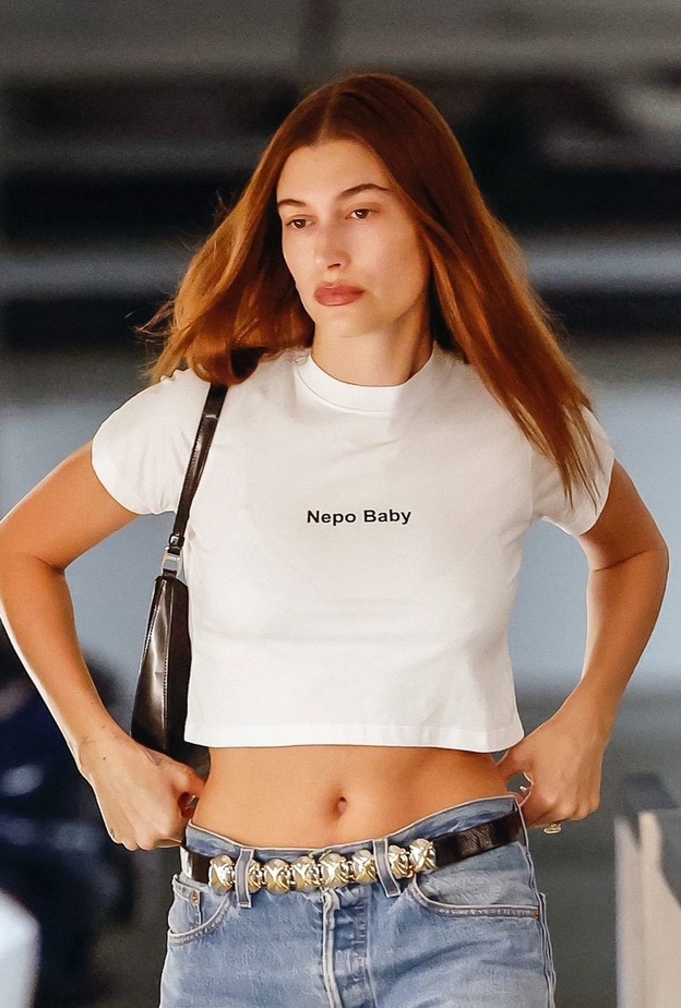 اطلالات النجمات تحمل رسائل وهايلي بيبر أحدثهنّ 