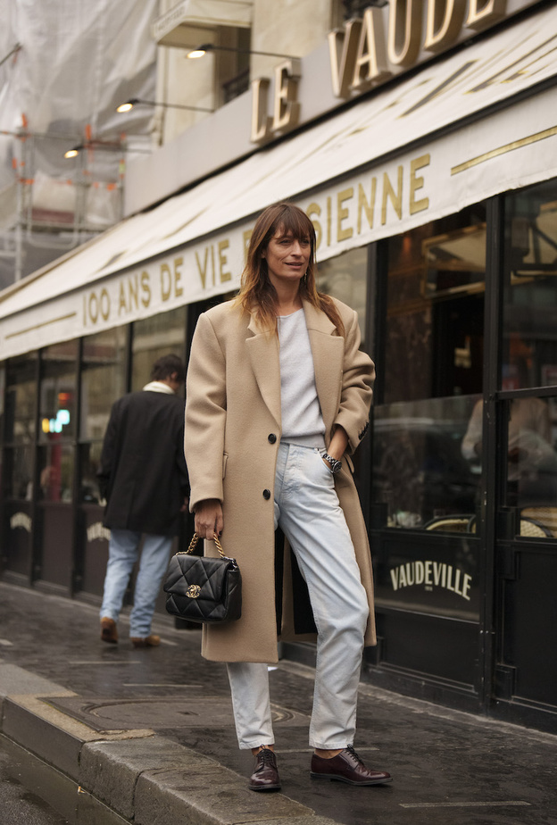 المعاطف بدرجات العسلي والبيج خيارك الأكثر أناقة لمشاوير شهر يناير 2023