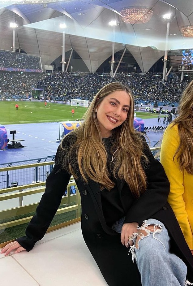 ولقطة لصوفيا فيرغارا النجمة الكولومبية الشهيرة في ملعب المباراة