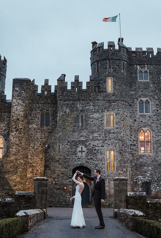 يجب على العروس إبقاء قدم واحدة على الأقل على الأرض عند الرقص في التقاليد الايرلندية من موقع Wedding & Event Planner