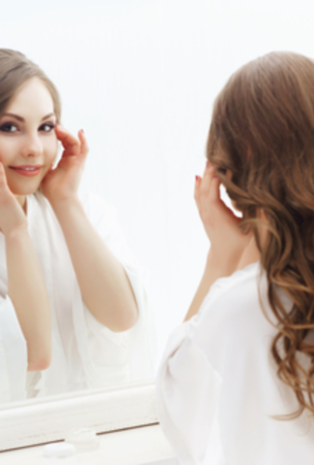 يحصل أن تستيقظ العروس في يوم زفافها بعيون منتفخة 