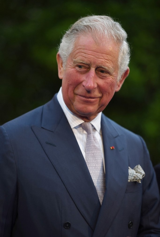 من رابطة عنق برسومات طريفة إلى أزياء مستدامة.. هكذا يختار الملك تشارلز إطلالاته