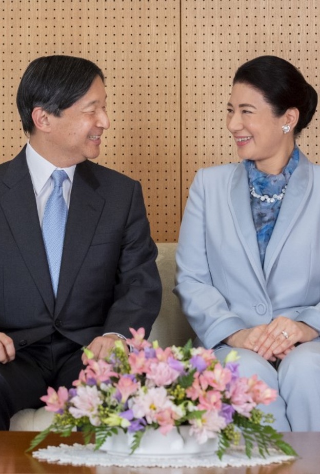 كيف بدأت قصة حب إمبراطور وإمبراطورة اليابان؟