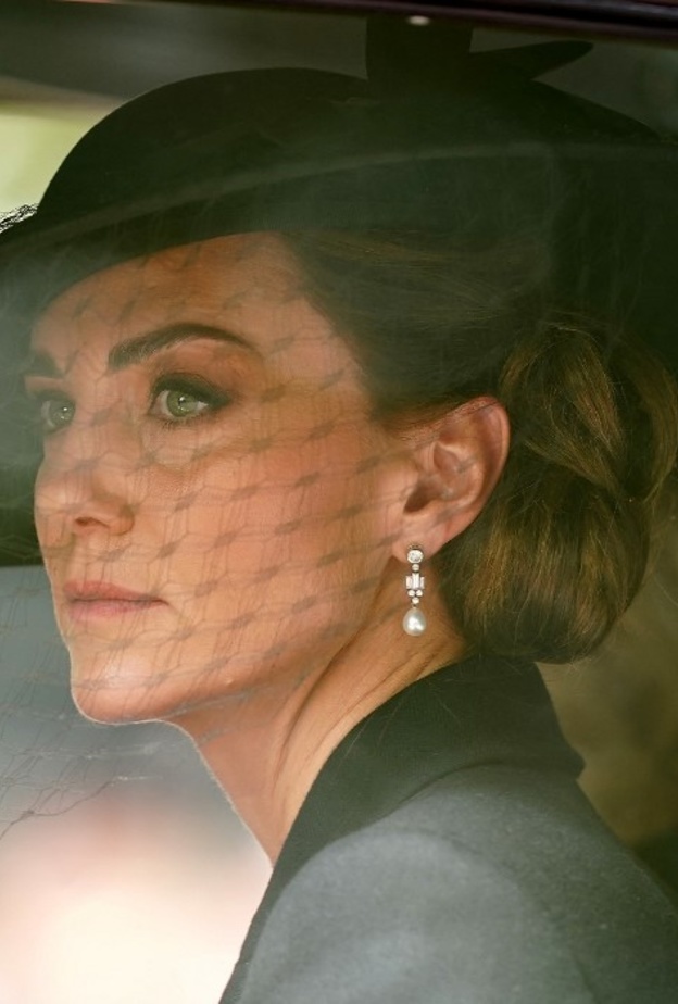 اللؤلؤ رفيق الملكات والأميرات في المناسبات الملكية السعيدة والحزينة