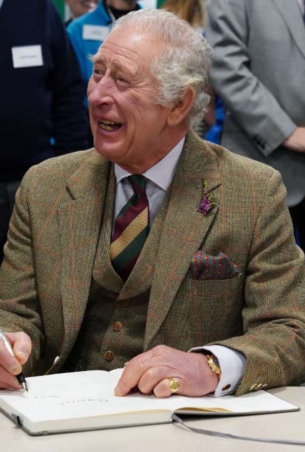 الملك تشارلز الثالث يتعرض لموقف طريف