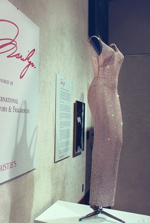 فستان مارلين مونرو الشهير Happy Birthday Dress في مزاد علني عام 1999