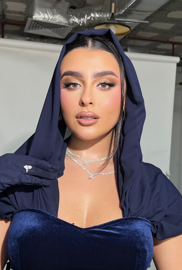 نظرة على أزياء الفاشينيستا السعودية إيف 