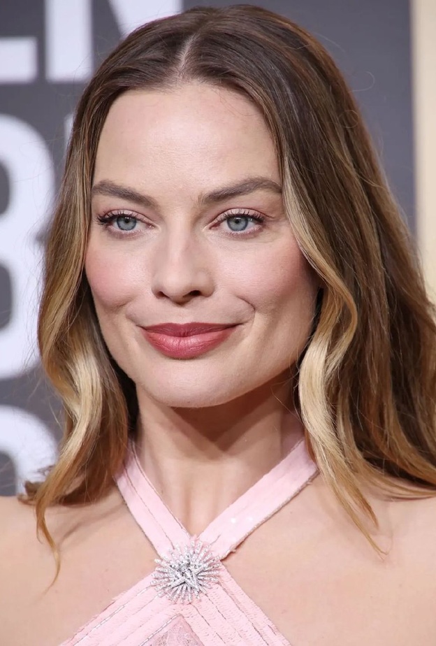 ألوان ظلال العيون المثالية لمكياج لا مكياج وطريقة تطبيقها بأسلوب مارغوت روبي Margot Robbie